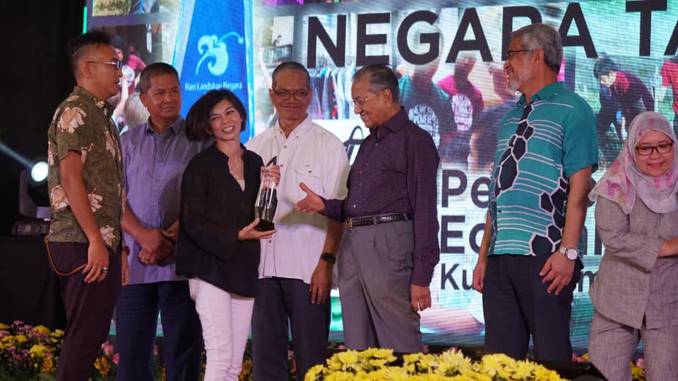 EcoKnights receives ‘Inisiatif Sukarelawan Negara Taman’ Award from PM