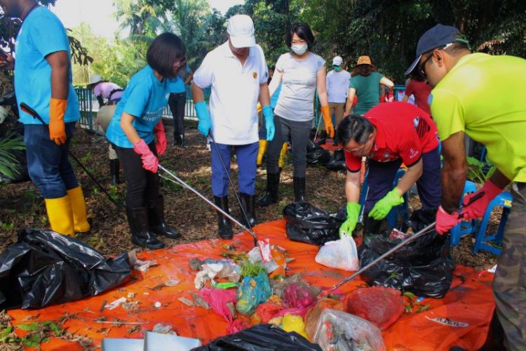 HSBC Volunteering Program in Clean Up Projects With EcoKnights