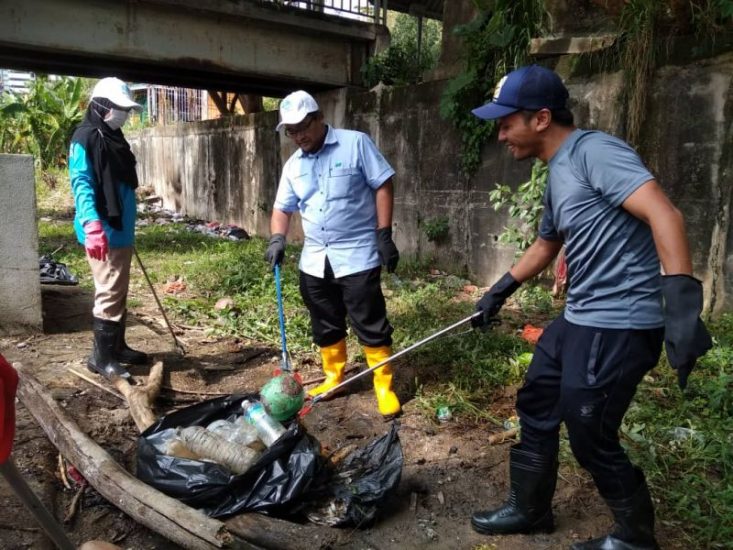 Log Boom Clean Up at Gombak River with Media and Social Influencers