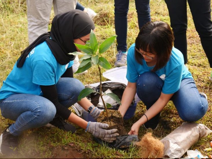 Planting the 100th Tree for 2018 With Vanke Holdings (M) Sdn Bhd